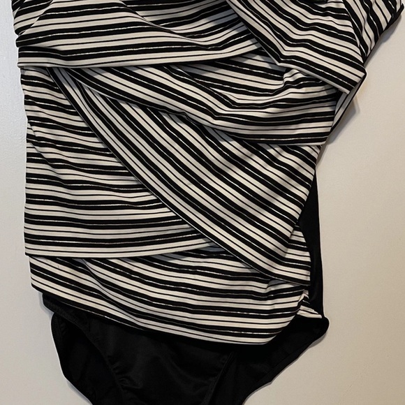 Miraclesuit Lanai Stripe Muse Bandeau Underwire One Piece Swimsuit Size 16 - Picture 1 of 10